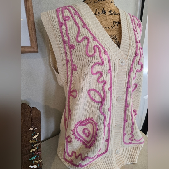 Lalavon NWT Women's Cream and Pink Embroidered V Neck Button Front Sweater Vest - Picture 10 of 14